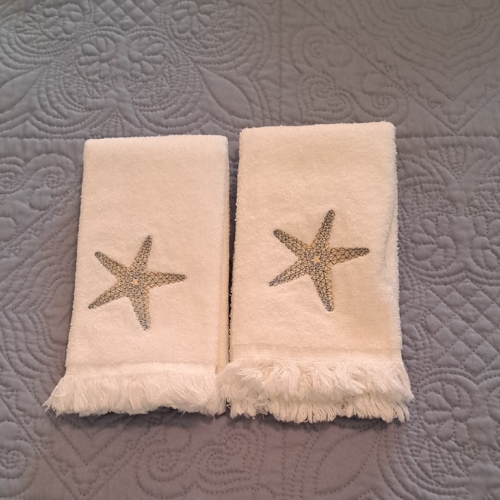 2 fingertip towels with acylic holder
